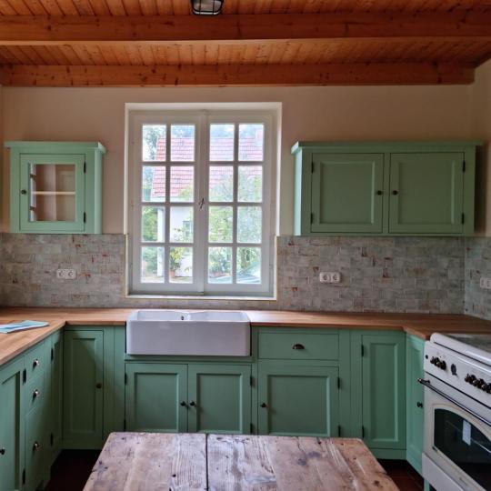 zelena kuchynsky nabytok vyroba na mieru country klasicky masivni tyrkysovy volitelna farba nabytok na mieru budapest kuchynsky obchod.jpg